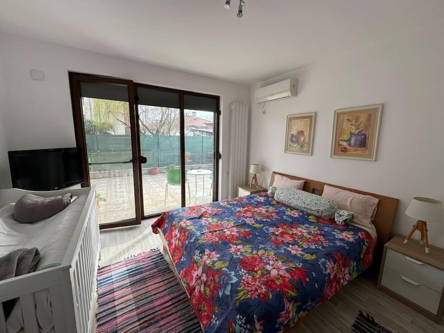 Kazanlak Large Guest House Apartment Near The Center With Full Kitchen & Dining Room, King Beds, Garden Patio, Free Parking & Self Check-In Exterior photo